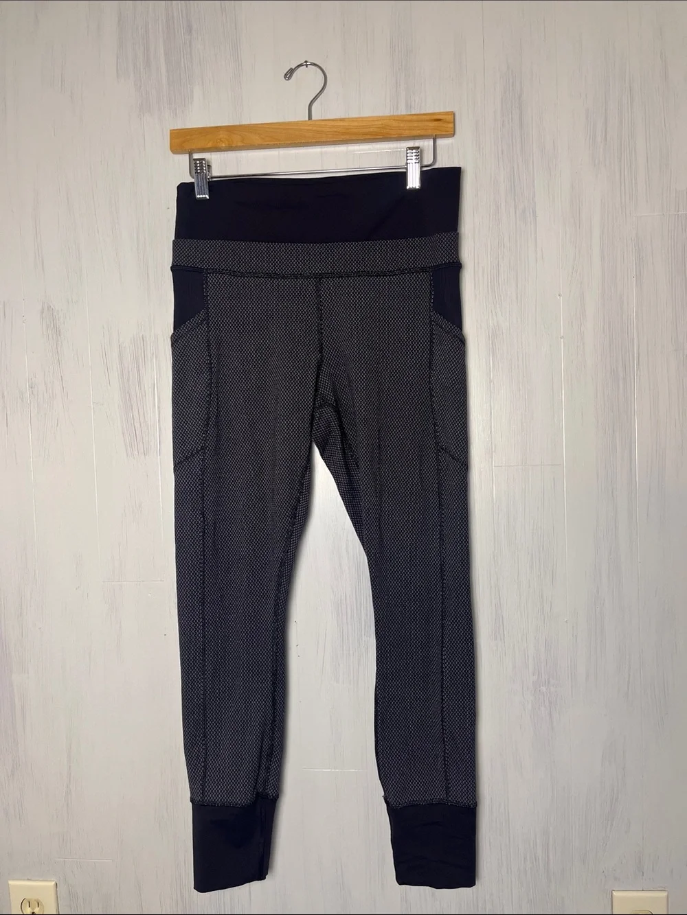 Lululemon En Route Crop Diamond Dot Black White Size 8